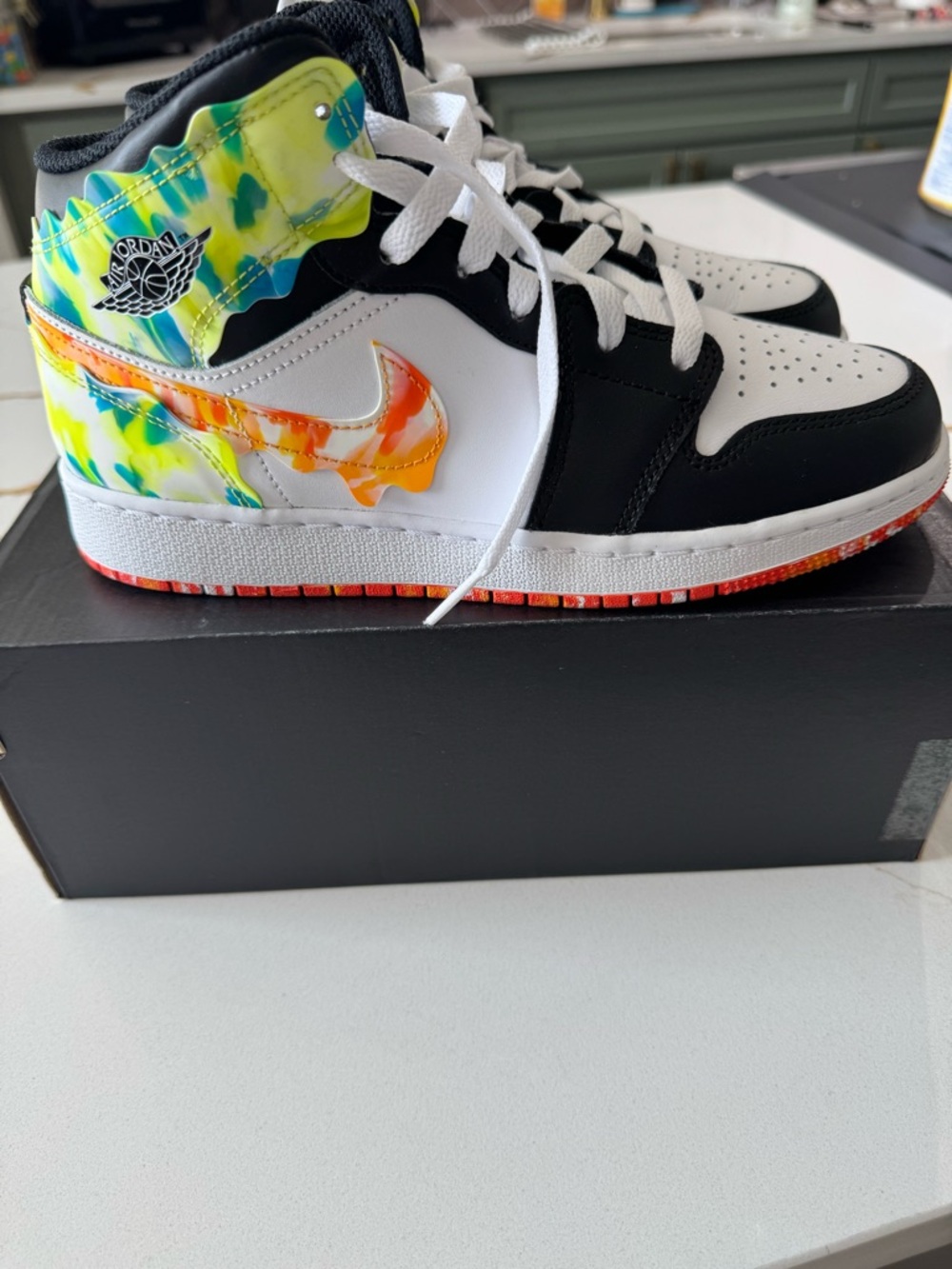 *RARE* Air Jordan 1 Mid - Size 6Y - Picture 4 of 10